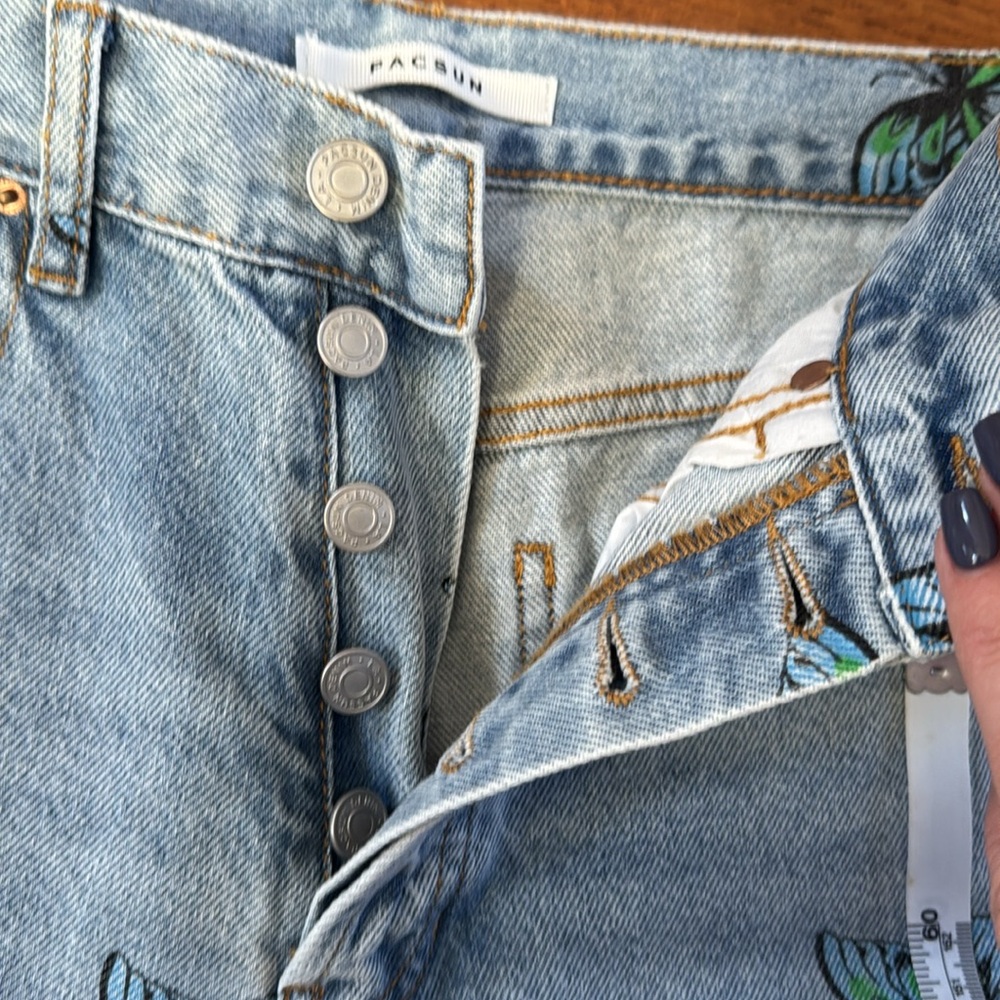 PACSUN Women’s Butterfly Embroidered Light Wash Jeans Size 26 waist - Picture 2 of 8